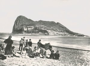 Utsikt över klippan från havet, Gibraltar, 1895. av W and S Ltd