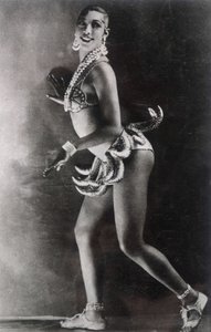 Josephine Baker klädd med ett bälte av bananer. Fotografi av Lucien Walery (1863-1935).