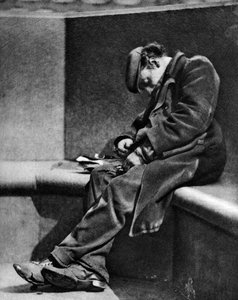 En man som sover på Blackfriars Bridge, London, 1926-1927.