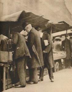 Vid en av bokbodarna på Farringdon Road Market, c1935.