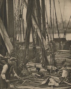 Vid foten av masten på en Thames pråm, c1935.
