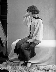 Modell i klänning skapad av Anita Pittoni, ca 1940 (svartvitt foto)
