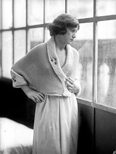 Modell i klänning skapad av Anita Pittoni, ca 1940 (svartvitt foto)