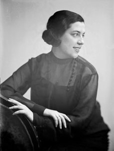 Porträtt av Anita Pittoni, ca 1933 (svartvitt foto)