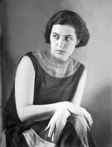 Porträtt av Anita Pittoni, ca 1933 (svartvitt foto)