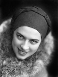 Porträtt av Anita Pittoni, ca 1940 (svartvitt foto)