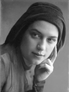 Porträtt av Anita Pittoni, ca 1940 (svartvitt foto)