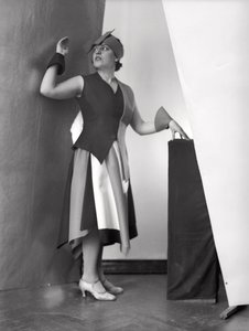 Porträtt av Anita Pittoni i en klänning designad av målaren Marcello Clarion, ca 1930 (svartvitt foto) av Wanda Wulz