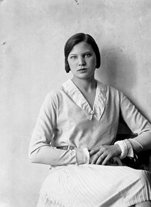 Porträtt av Marion Wulz i klänning designad av Anita Pittoni, ca 1940 (svartvitt foto)