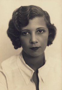 Protrait av målaren Léonor Fini (svartvitt foto)