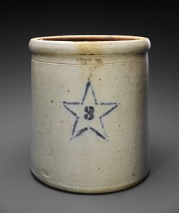 Three Gallon Crock, ca. 1909-1915 (bristolglaserat stengods med stencilerad kobolt) av Weller and Wagner Co. Newton