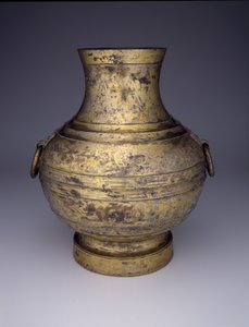 Förvaringskärl (Hu eller Zhong) med sammanflätade drakar och stiliserade moln (brons med inskuren dekoration & guld- och silveramalgam) av Western Han Dynasty Chinese School