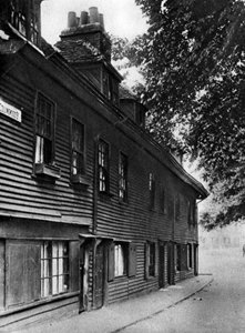 Ett gammalt trähus på Collingwood Street, London, 1926-1927.