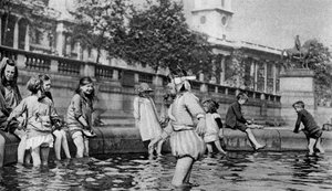 Barn som paddlar i fontänerna på Trafalgar Square, London, 1926-1927
