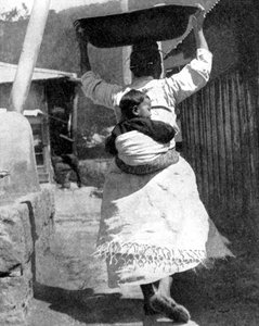 En koreansk kvinna bär en bebis på ryggen, 1936.