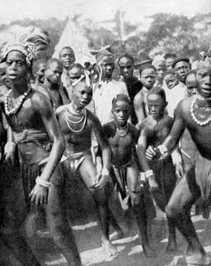 Pojkdansare utklädda till flickor, Yafouba-stammen, Västafrika, 1936.