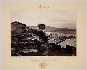 Fusiyama. Hus och berget Fuji i bakgrunden.