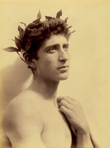 Studie av en pojke som bär en krans, Sicilien, C.1898 (sepiafoto)