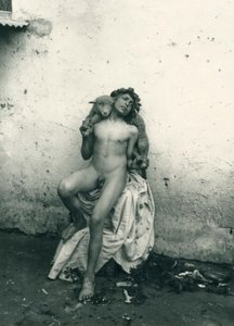 Ung pojke håller får, Sicilien. ca 1899 (svartvitt foto) av Wilhelm von Gloeden