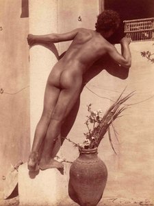 studie av en pojke som tittar genom ett fönster, ca 1900