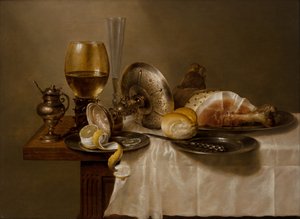 Ett stilleben med en Roemer, en vältad silvertazza, en flöjt, en fralla och skinka på ett bord av Willem Claesz. Heda