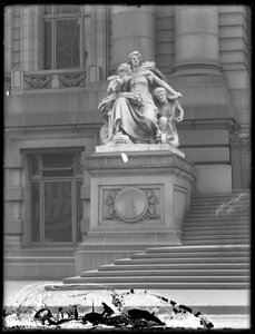 Staty av "Amerika" utanför Custom House, New York City, ca 1912 av William Davis Hassler