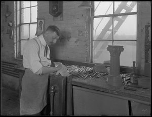 Carver arbetar med kistornament, Oneida, New York, 3 april 1916 av William Davis Hassler