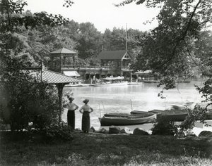 Central Park Boat House, ca 1910-21 av William Davis Hassler