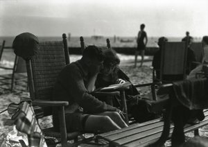 Par som läser på stranden, Coney Island, ca 1910-21 av William Davis Hassler