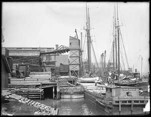 Bryggor och båtar vid oidentifierad vattenkant, möjligen Harlem River, Inwood, New York, ca 1910 av William Davis Hassler