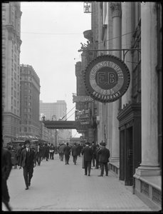 Exchange Buffet-skylten på 220 W. 42nd Street, New York City, 2 maj 1916. av William Davis Hassler