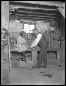 Frank P. Hassler och Mary Hassler i källaren, Glen Ellyn, c.1912 av William Davis Hassler