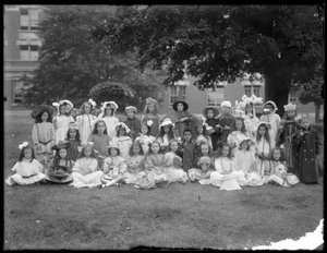Gruppporträtt av barn från det romersk-katolska föräldrahemsanstalten, Kingsbridge, Bronx, i snygg klädsel för en gåsmamma, ca 1910