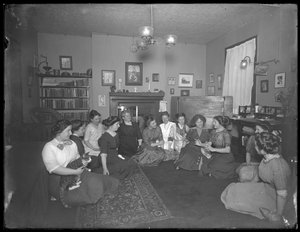 Harriet E. Hassler med en grupp unga kvinnor, 206 W. 13th Street, New York, omkring 1912. av William Davis Hassler