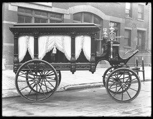Hästdragen likbil tillhörande F.S. York, parkerad på W. 145th Street (eller E. 145th Street), New York City, 1 december 1914.