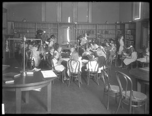 Inre vy av en oidentifierad gren av Queens Borough Public Library, c.1910 av William Davis Hassler