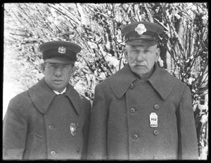 Larry Casey och John Connolly poserade i sina vinteruniformer i snön, Isham Park, Inwood, New York City, 7 mars 1915