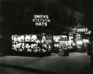 Upplysta butiksfasader som annonserar Smith