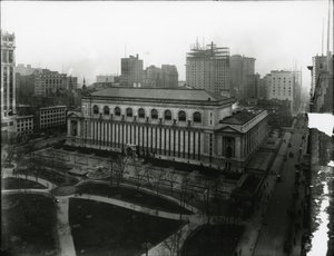 New York Public Library och Bryant Park, ca 1910-21 av William Davis Hassler