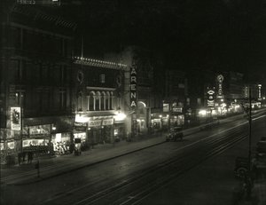 Nattvy på södra sidan av 23rd Street mellan Sixth and Seventh Avenue, ca 1916-17 av William Davis Hassler