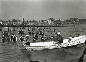 Roddbåt och simmare i vattnet, Coney Island, c.1910-21 av William Davis Hassler