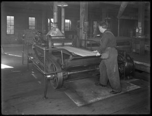 Löpande timmer avsett att användas i skrintillverkning genom en dubbelhyvel, Oneida, New York, 3 april 1916 av William Davis Hassler
