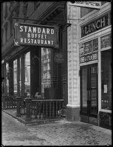 Skylt för Standard Buffet Restaurant, Fourth Avenue mellan E. 31st och 32nd Streets, New York City, 6 februari 1917 av William Davis Hassler