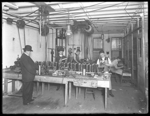 Verkstad på sjätte våningen, Geyser Electric Water Heater Company, 42 Hudson Street, New York City, 31 december 1914 av William Davis Hassler