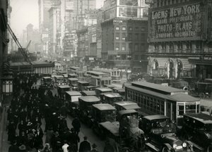 Times Square, fullsatt av bilar, bussar och människor, ca 1917 av William Davis Hassler