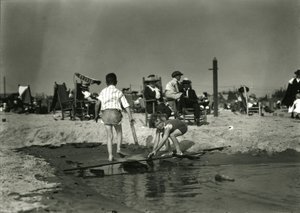 Två barn leker med trärester i grunt vatten, Coney Island, ca 1910-21 av William Davis Hassler