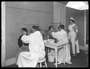 Två patienter undersöks, undersökningsrum #1, Seton Hospital, Spuyten Duyvil, Bronx, 30 oktober 1914 av William Davis Hassler