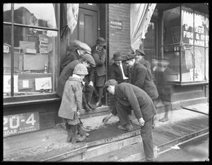 Oidentifierade pojkar som skjuter skit på en stoop, New York City, 30 maj 1915
