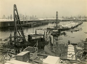 Oidentifierad industriplats vid vattnet, ca 1910-21 av William Davis Hassler