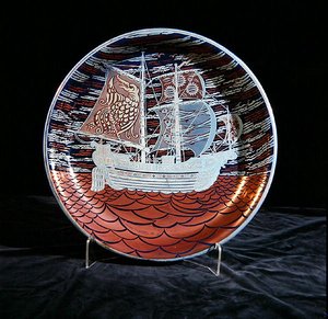 Laddare med silverglans, med en galjon som seglar på ett hav med röd lyster (keramik) av William de Morgan